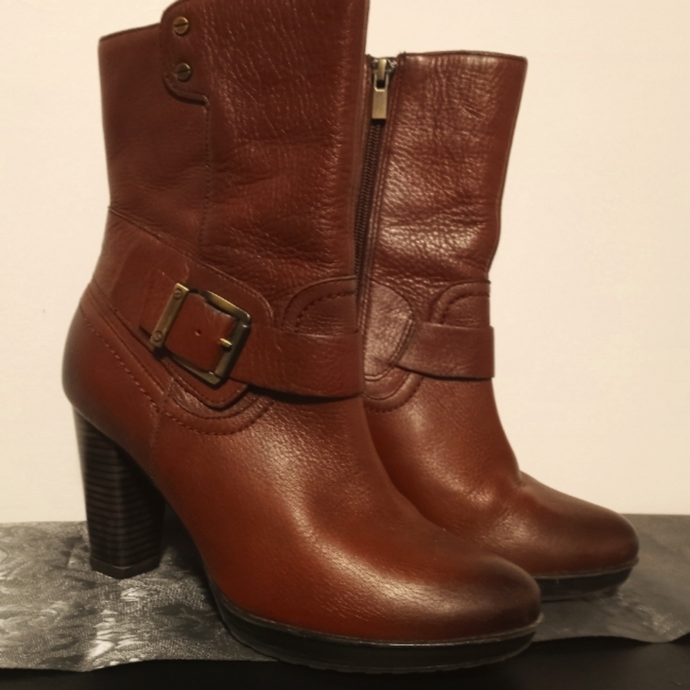 Clarks 7.5 brown boots